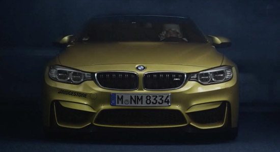 De Kerstman gaat los in een BMW M4 De Kerstman gaat los in een BMW M4