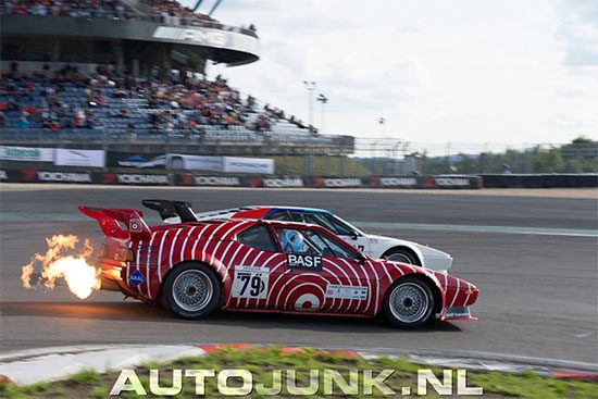 BMW M1 spuwt vuur