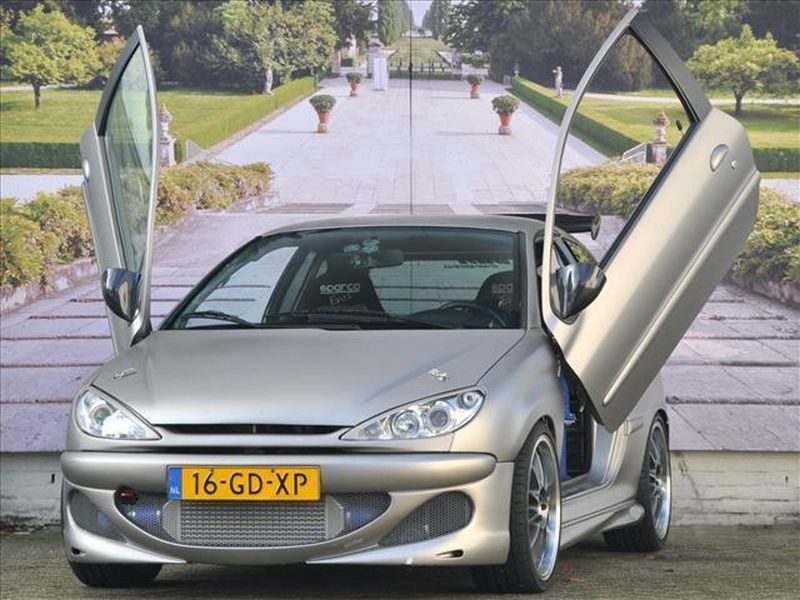 Peugeot 206 met 300 pk Honda Accord Type R motor Autoblog.nl
