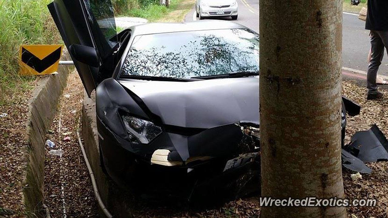 Afbeelding Aventador wijkt uit voor motorrijder en kopt een boom