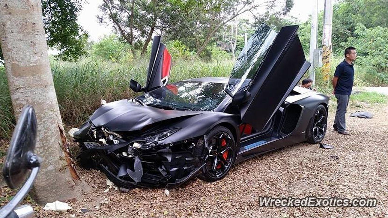 Afbeelding Aventador wijkt uit voor motorrijder en kopt een boom