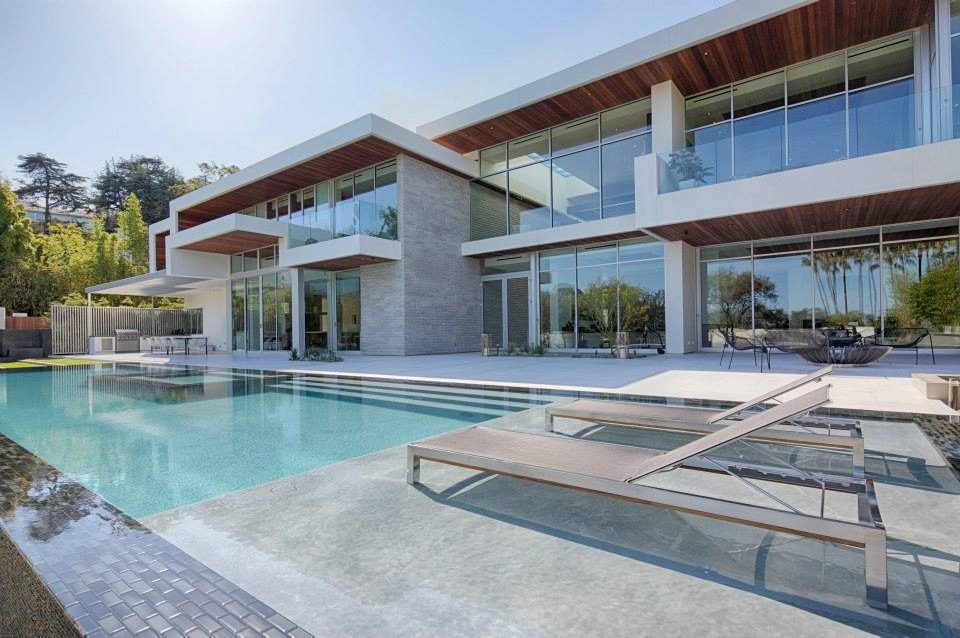 Afbeelding Een duur huis huldig je natuurlijk in met Lamborghini’s