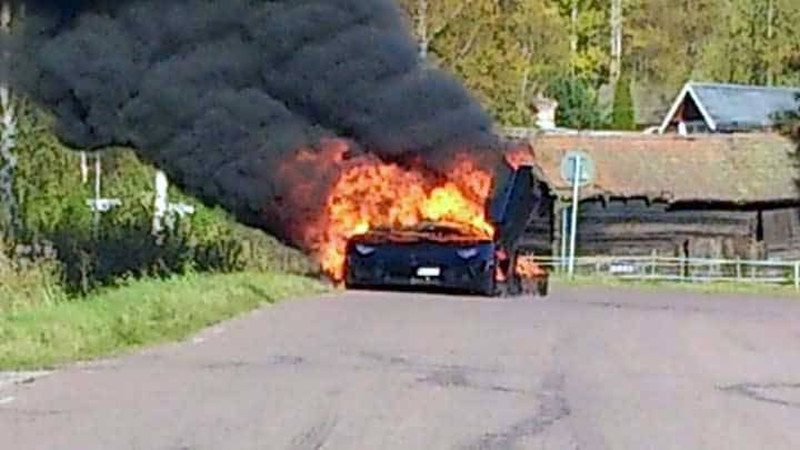 Afbeelding Dit smeulende wrak was ooit een one-off Aventador