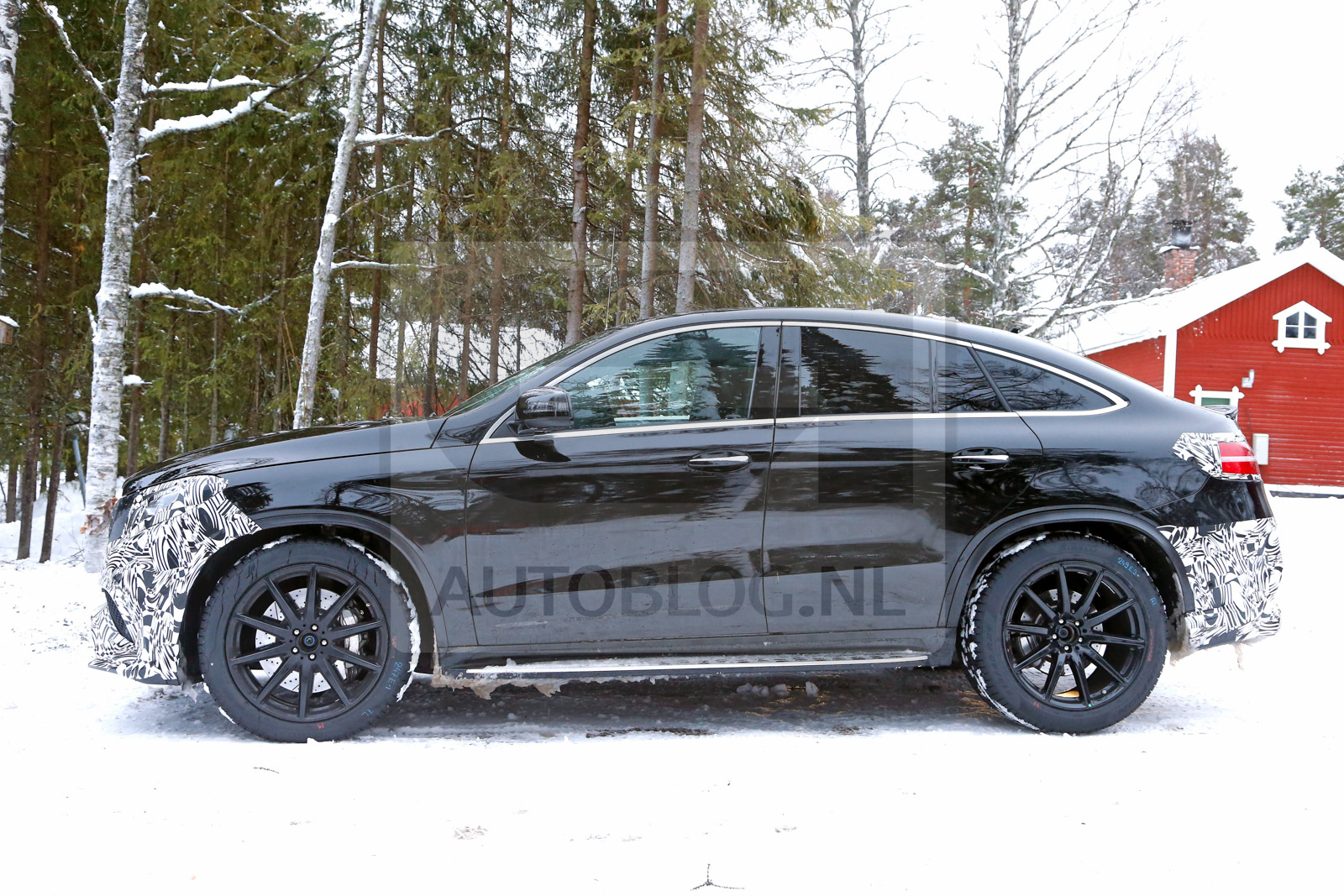 Afbeelding Mercedes GLE 63 AMG Coupe (X6-killer) speelt in de sneeuw