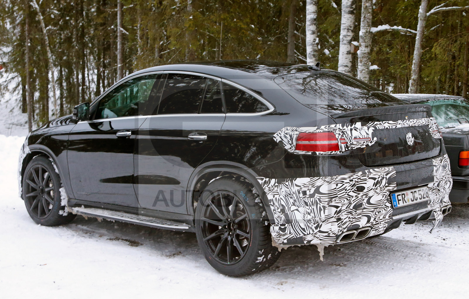 Afbeelding Mercedes GLE 63 AMG Coupe (X6-killer) speelt in de sneeuw
