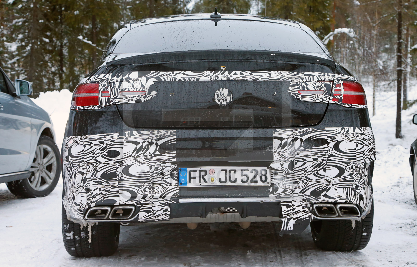 Afbeelding Mercedes GLE 63 AMG Coupe (X6-killer) speelt in de sneeuw