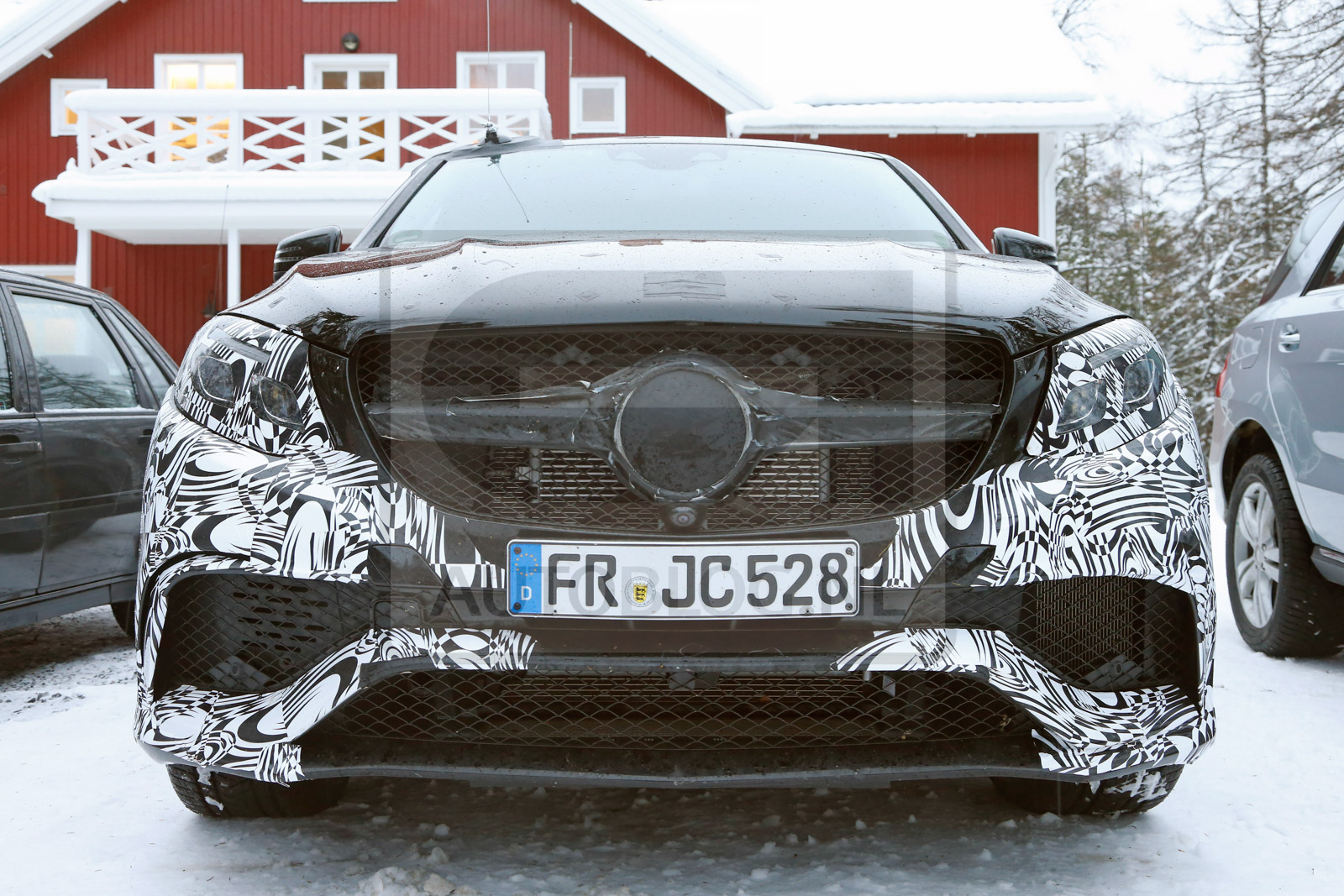 Afbeelding Mercedes GLE 63 AMG Coupe (X6-killer) speelt in de sneeuw
