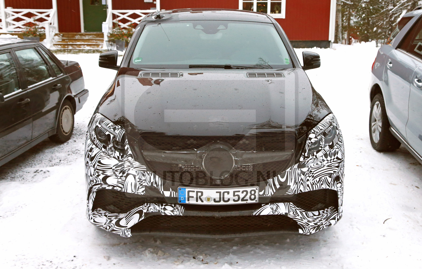 Afbeelding Mercedes GLE 63 AMG Coupe (X6-killer) speelt in de sneeuw