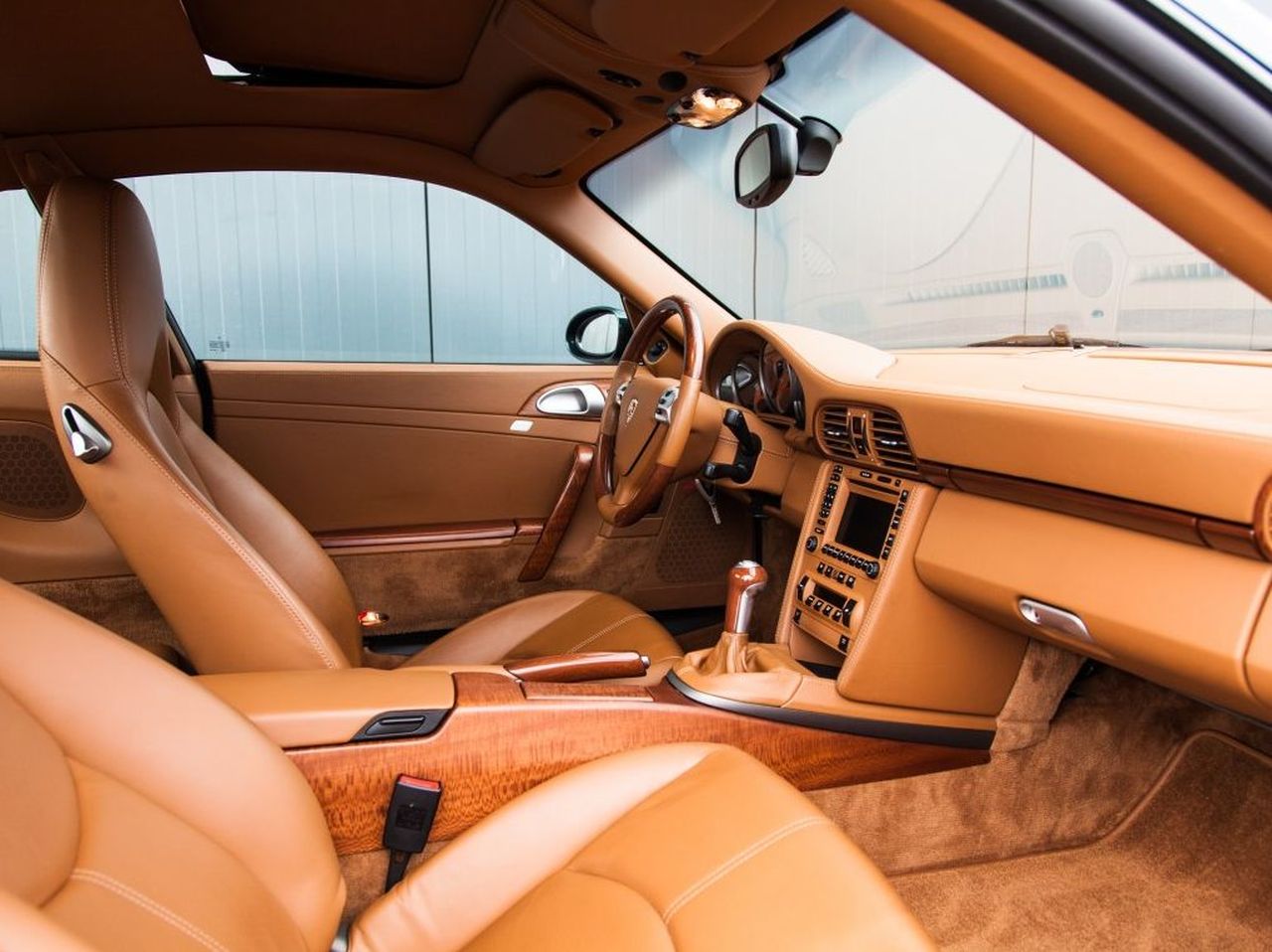 Afbeelding Maken of kraken? Groene 911 met hout in het interieur