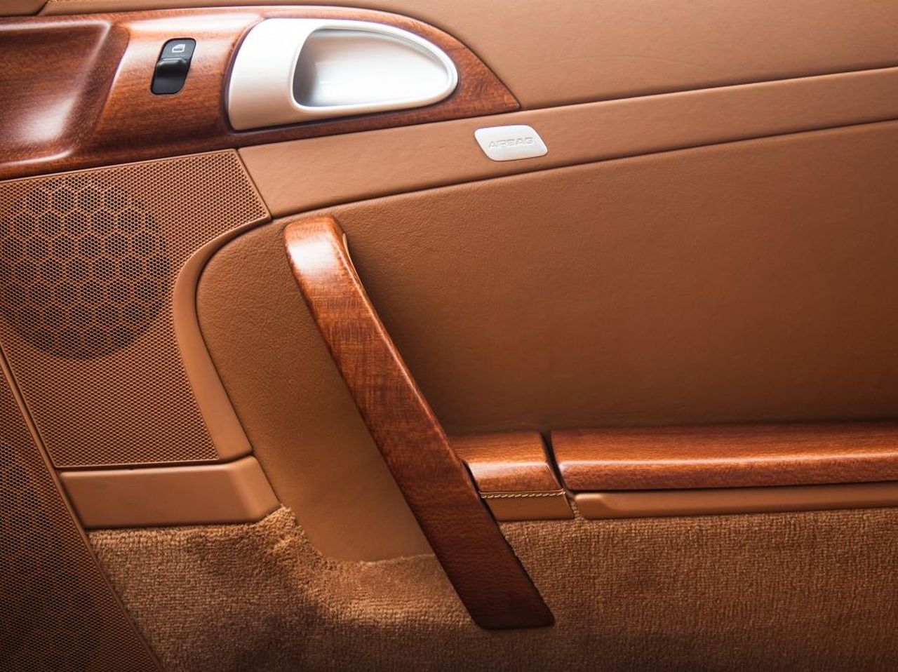 Afbeelding Maken of kraken? Groene 911 met hout in het interieur