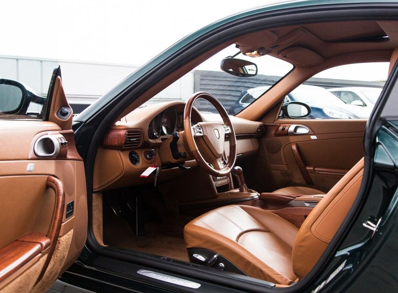 Afbeelding Maken of kraken? Groene 911 met hout in het interieur