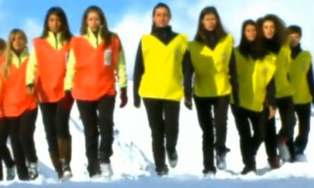 Pirelli vrouwtjes spelen in de sneeuw