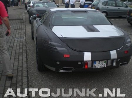 En wat doet die witte Audi R8 daar?