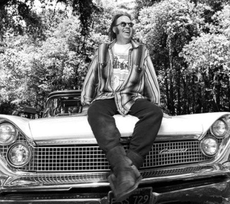 Neil Young op een Lincoln Continental