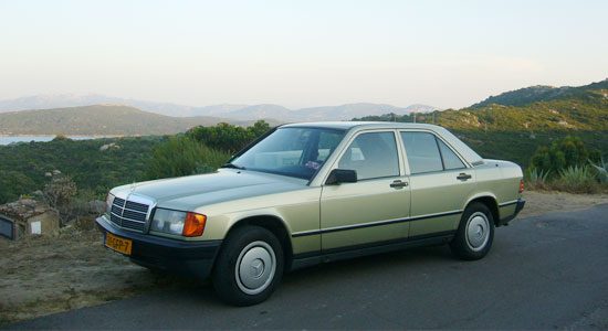 Mercedes 190 in zijn natuurlijk habitat: niet Nederland