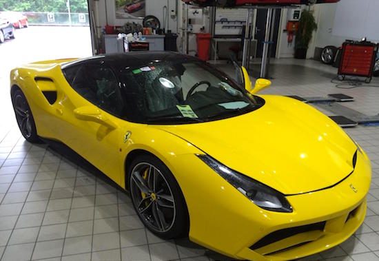 De eerste Ferrari 488 GTB in Nederland is geel
