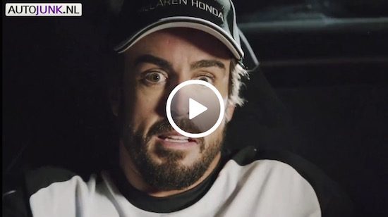 Awkward. Button & Alonso doen Back to the Future na