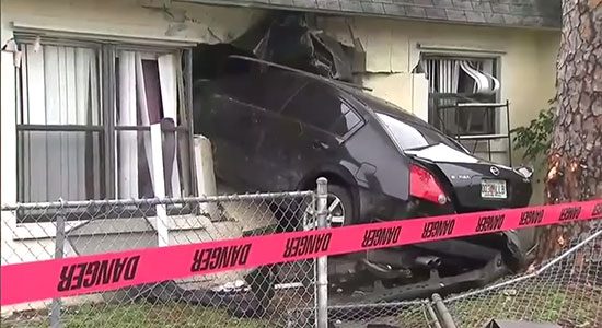 14-jarige crasht auto huis binnen