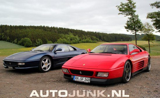 Kies maar: een rode Ferrari 348 of een blauwe 355