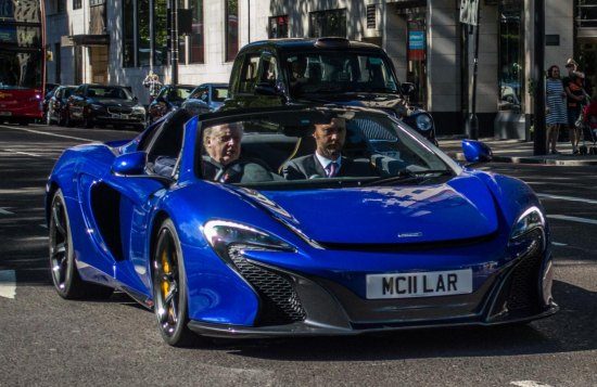 Gespot: man vergeet de kofferbak van zijn 650S te sluiten