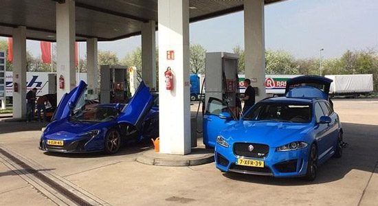 McLaren 650S poseert naast Jaguar XFR met fraai kenteken