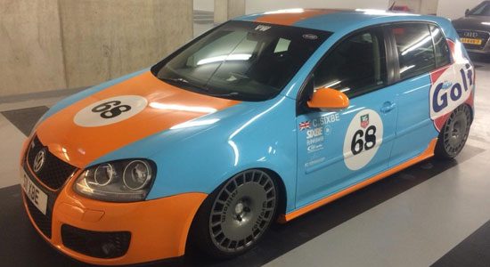 Gespot: Golf op putdeksels