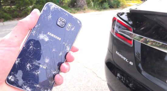 Wat is er sterker: een Tesla of een Samsung Galaxy S6?