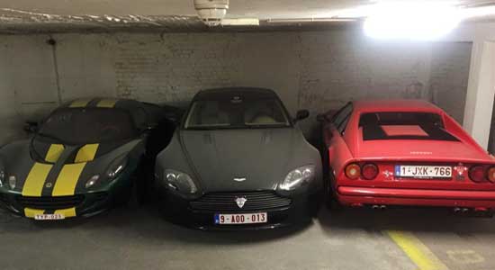 Supertrio onder dikke laag stof in Brusselse parking