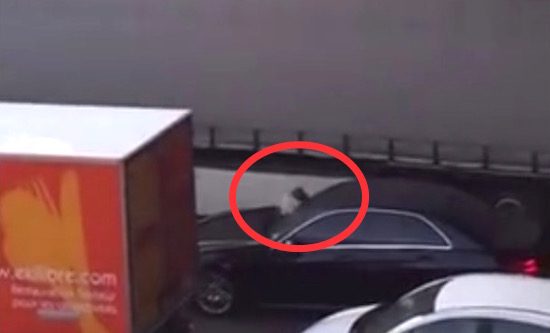 Video: Franse taxichauffeurs slopen Uber-auto