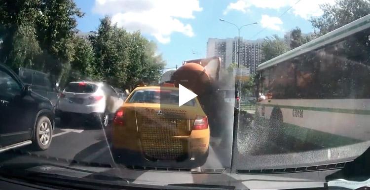 Vrachtwagen vol poep zegt boem