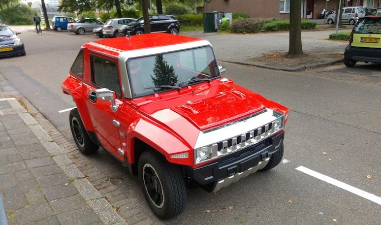 Gespot: hilarische Hummer-brommobiel in Voorburg