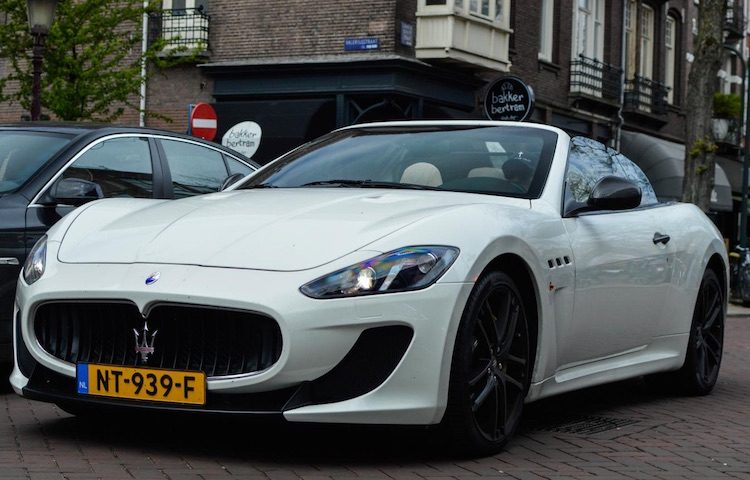 Kunstenaar die 458 kort reed rolt nu in een Grancabrio