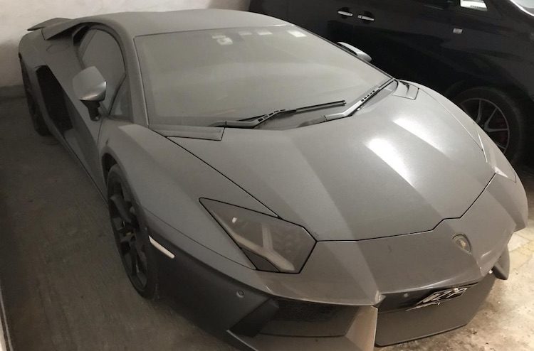Gespot: Verlaten Aventador hapt al 5+ jaar stof