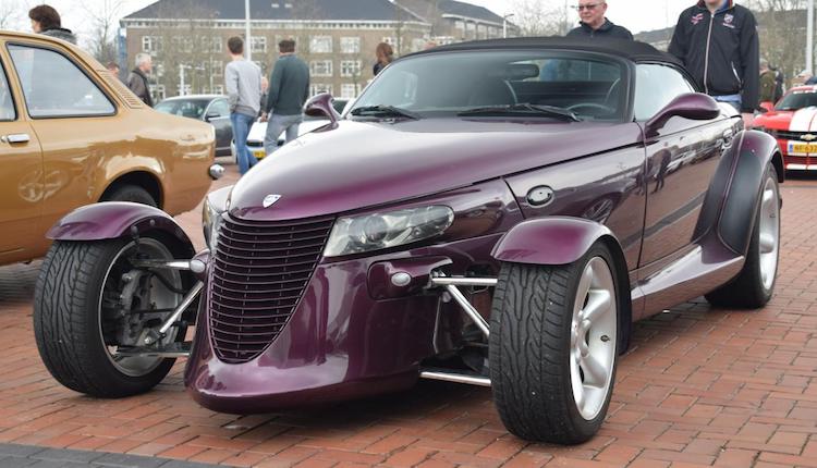 Gespot: paarse Plymouth Prowler pareert publiek