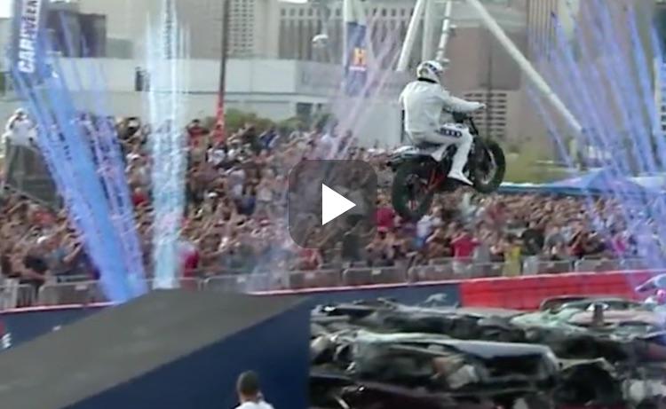 Video: kijk hoe Travis Pastrana over 50+ auto