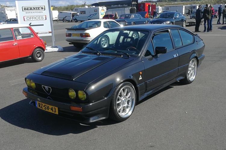 Alfa Romeo GTV6 met geweldige koplampen