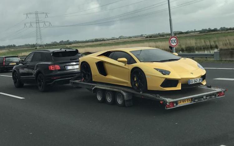 Gespot: Bentley Bentayga zeult met een Aventador