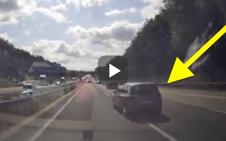 Video: domme Volkswagen-rijder besluit links te willen rijden