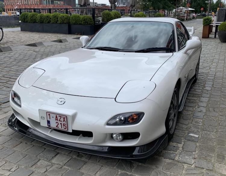Smetteloze Mazda RX-7 RZ doolt in Antwerpen